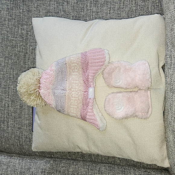 Baby North Face hat and gloves set - Picture 1 of 4